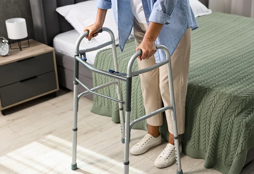 Rehabilitacja po endoprotezie biodra - jaki sprzęt ułatwi pierwsze tygodnie?